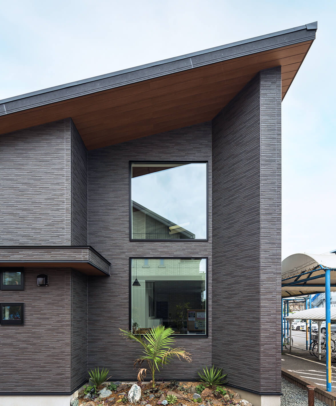モダンな外観の注文住宅。黒の外壁と片流れ屋根が印象的な一戸建て
