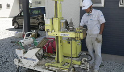 地盤調査を行う建設現場の様子（住宅基礎工事前の地耐力確認）