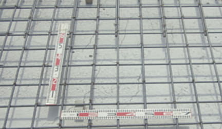 配筋検査（外部機関）で鉄筋の配置や間隔を確認する様子