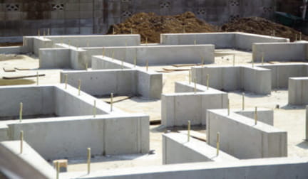 基礎工事における型枠や鉄筋配置を確認する構造検査の様子