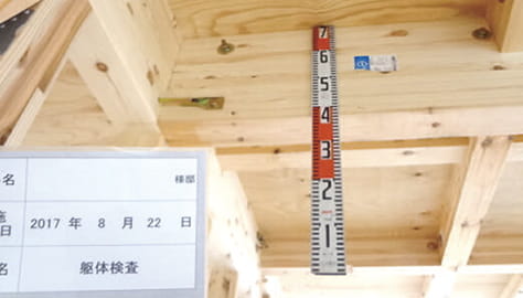 構造調査（外部機関）が住宅の骨組み状態を点検するシーン