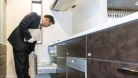 引渡直前の最終検査で建具・設備・内装の仕上がりを点検する様子