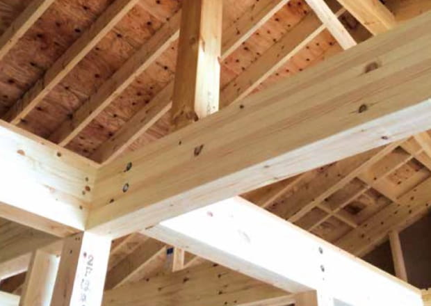 木造住宅の屋根構造（梁と垂木の接合部）を上から見た様子