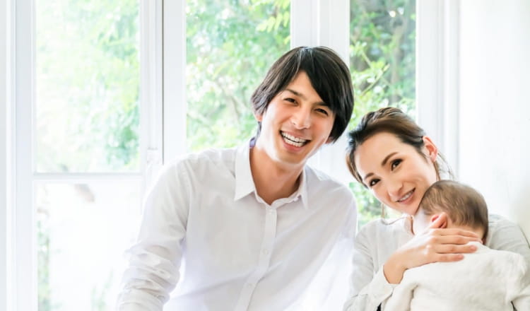 素敵な家族が微笑んでいます