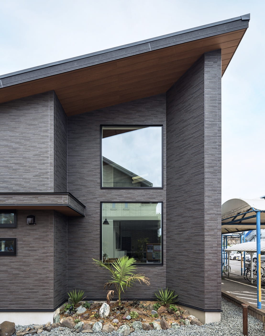 モダンな外観の注文住宅。黒の外壁と片流れ屋根が印象的な一戸建て