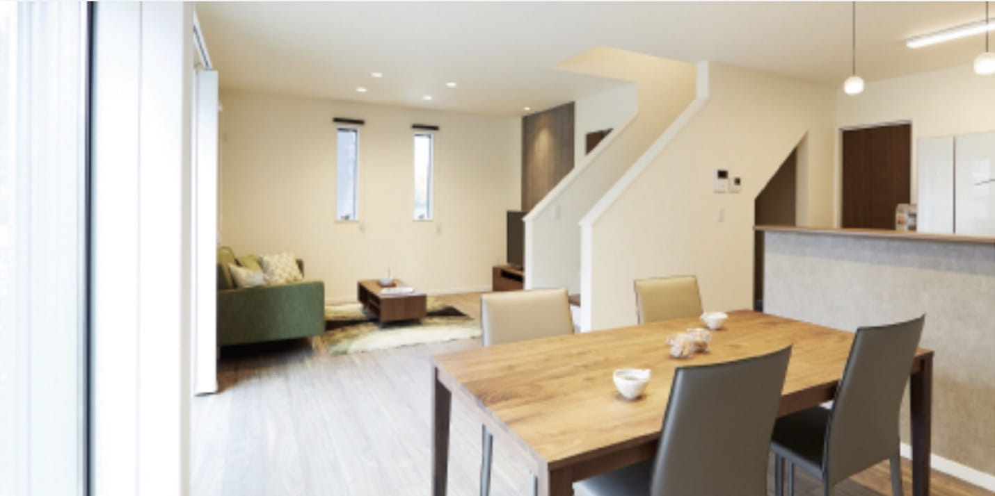 明るく開放感のあるリビングダイニング。白を基調とした内装とナチュラルな家具が特徴