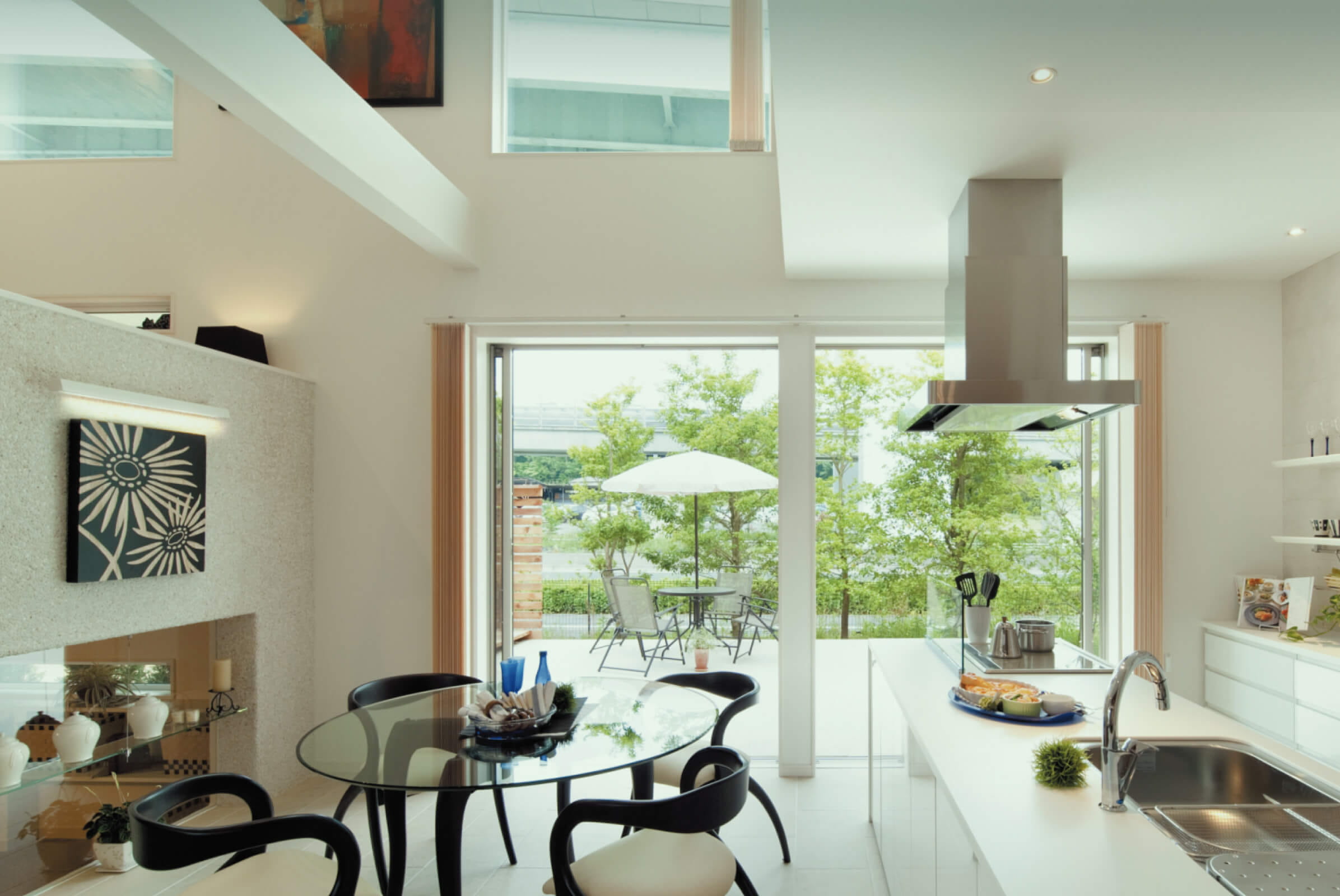 大きな窓から光が差し込む開放的なダイニングキッチン（TOP02）