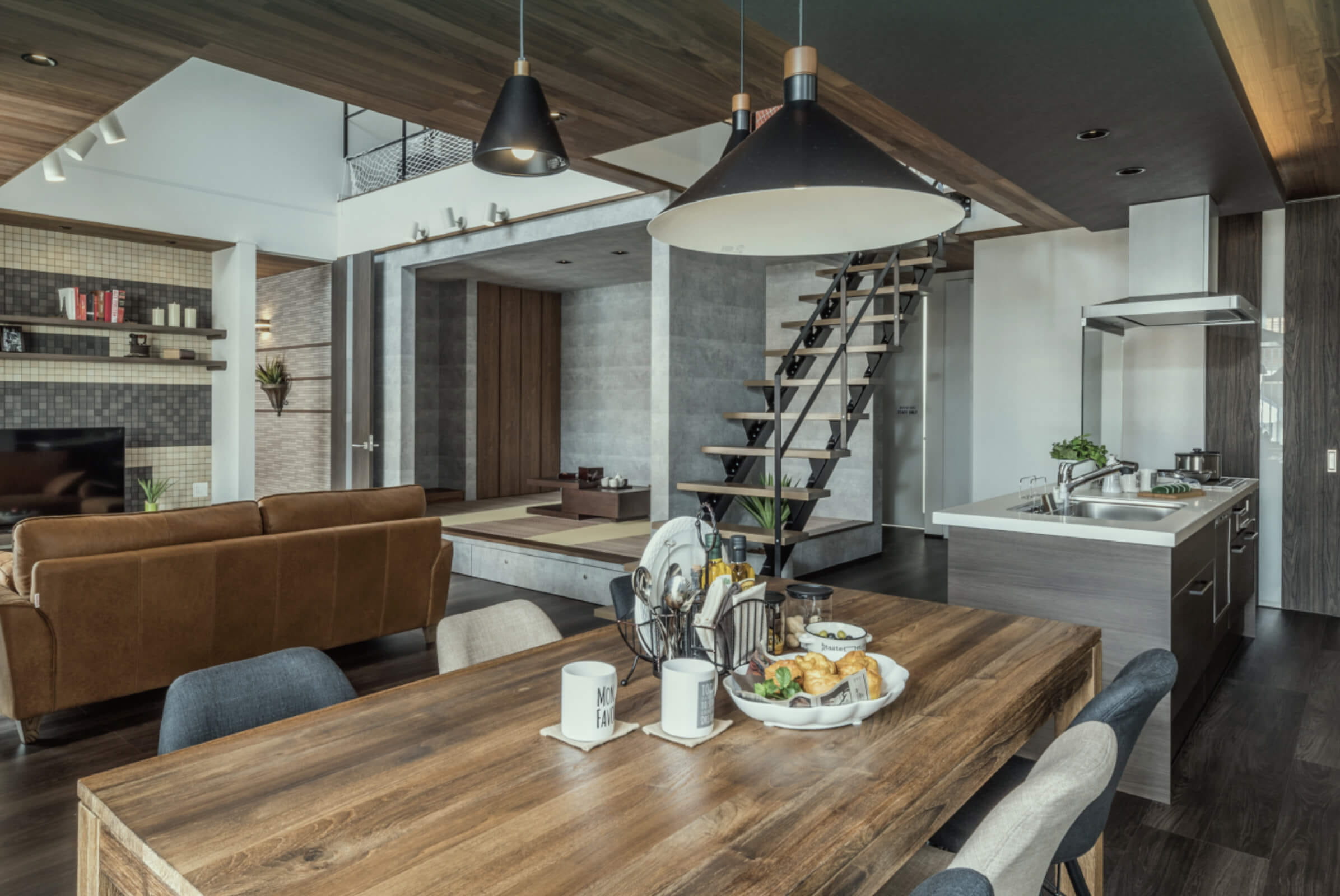 木目を活かした内装が特徴の暖かみあるLDK（TOP03）