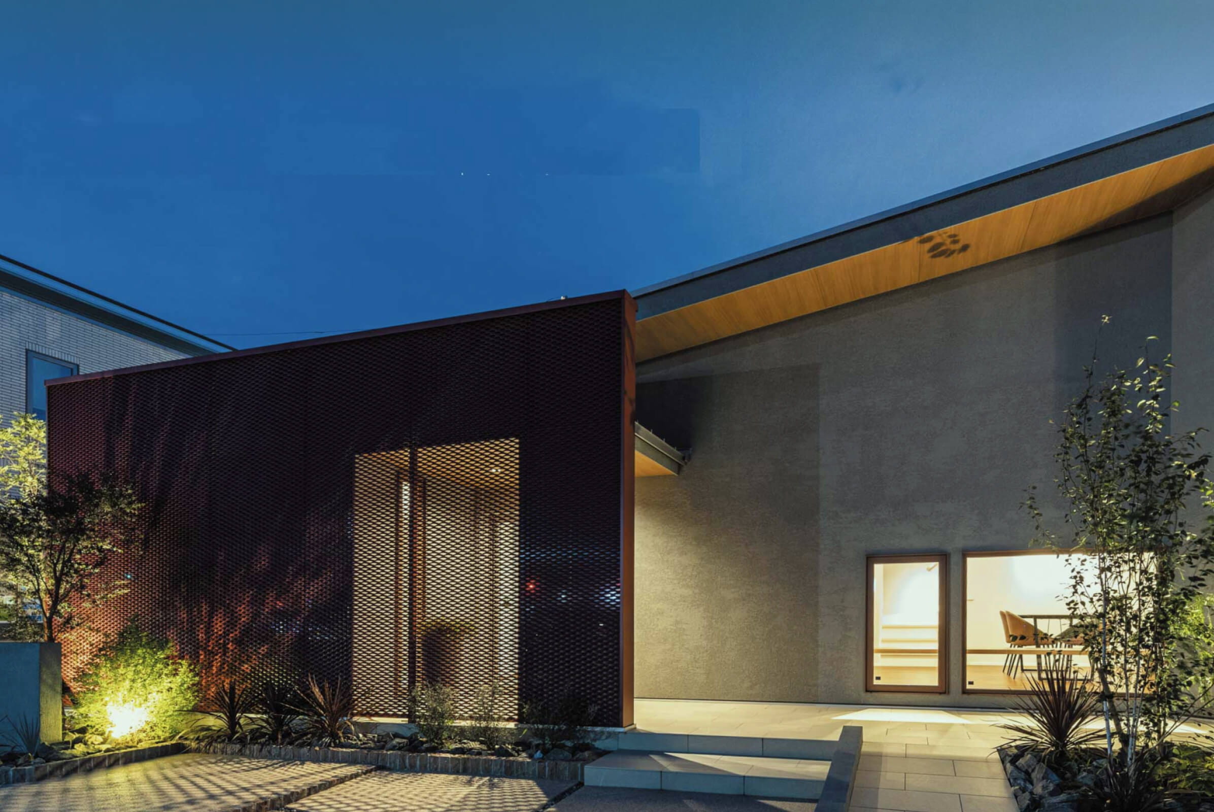 夜の照明が美しい中庭付きの一戸建て（TOP04）