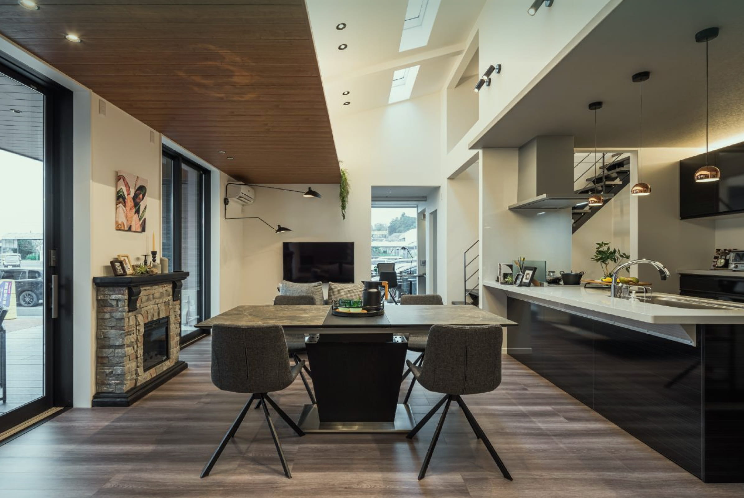 白と黒を基調としたスタイリッシュな外観住宅（TOP05）