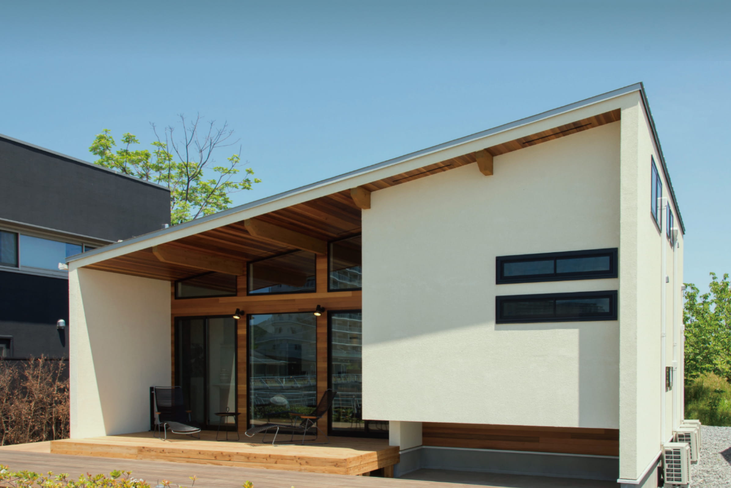 白壁と片流れ屋根が印象的なモダン住宅の外観（TOP0703）