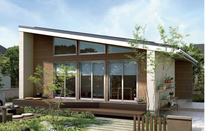 ウッドデッキと庭があるモダンな注文住宅の外観