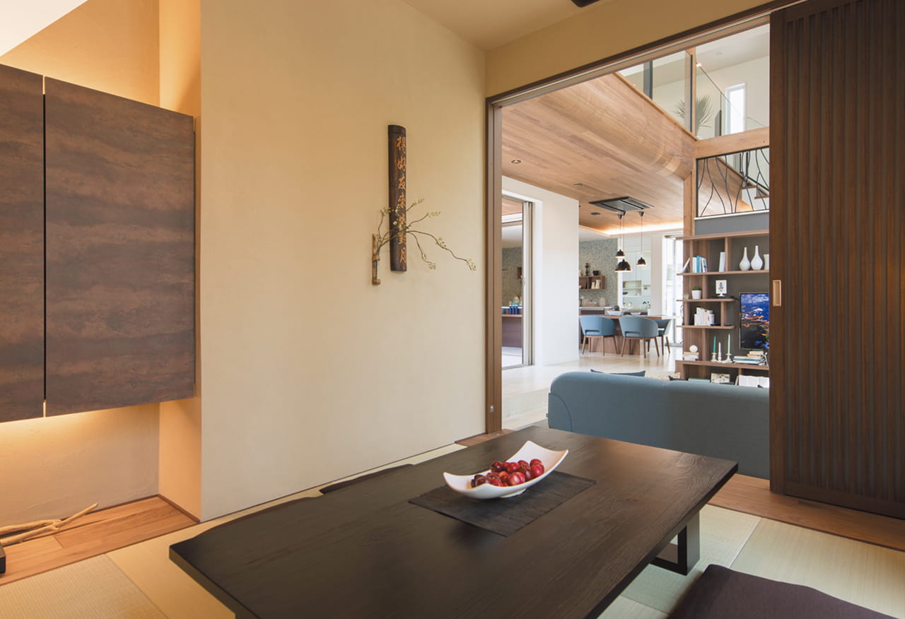 和モダンな内装にリフォームされたリビングルーム