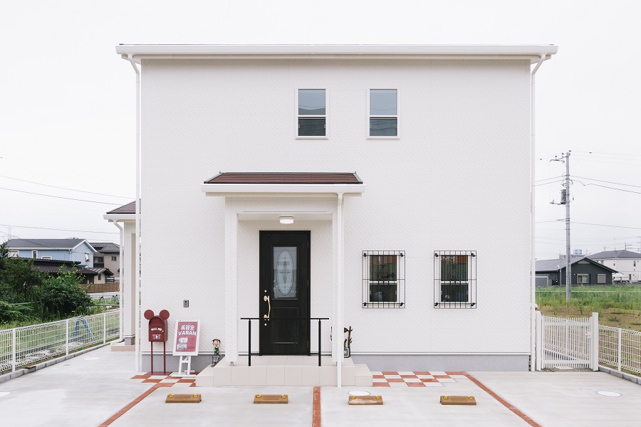 【店舗併用住宅】ヘアサロン＆快適な住空間を備えたインナーバルコニーのある家