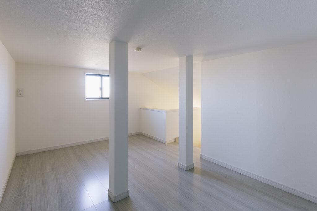 ホワイトモダンの家屋根裏