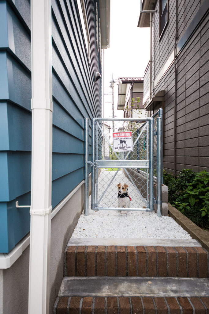 サーファーズハウスの金属フェンス