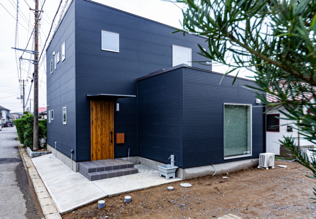 ダークカラーのモダン外観