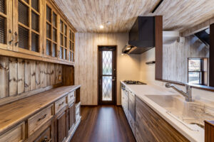 カントリー調のカウンターキッチン