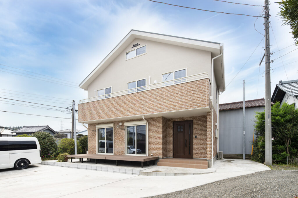 ナチュラルモダンの二階建て外観