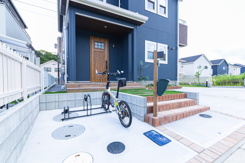 カリフォルニアテイストの自転車置き場