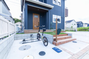 カリフォルニアテイストの自転車置き場