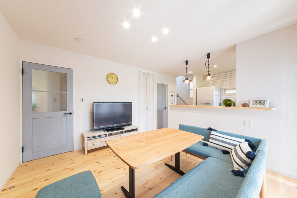 広いソファのあるLDK