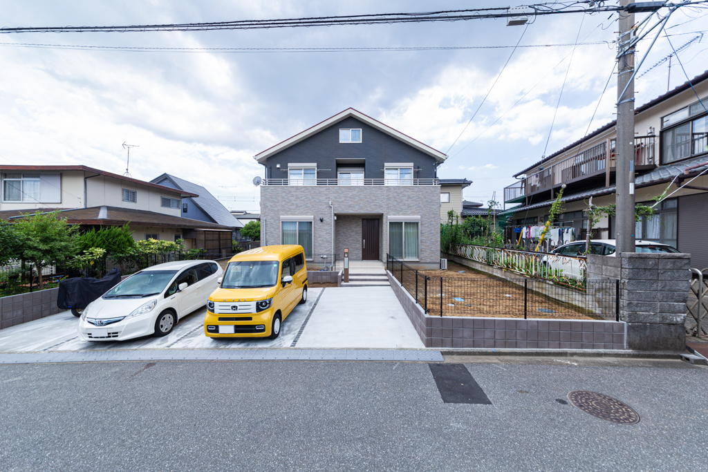 赤い屋根のスタイリッシュなわが家