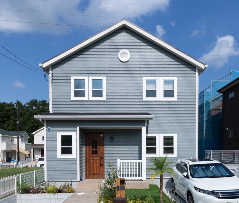 水色のカリフォルニアテイストの家