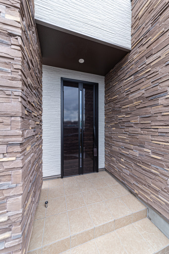 茶色いタイル玄関