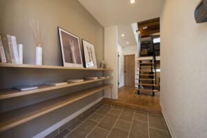 ギャラリースペースのある玄関