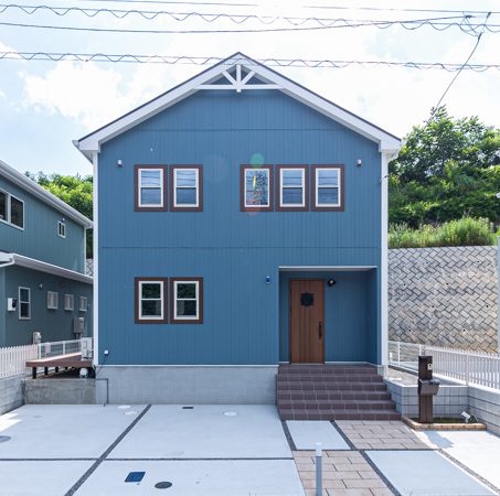 カリフォルニアテイストの青色のお家