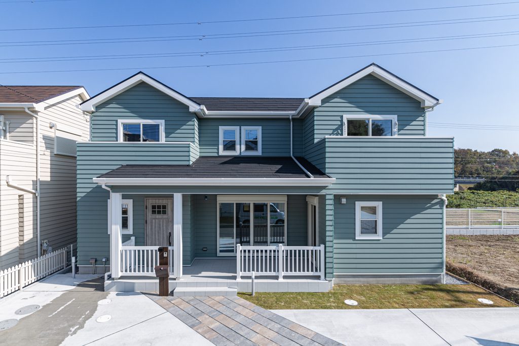 カリフォルニアテイストのバルコニーのある家