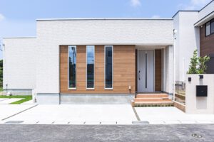 縦長の窓がおしゃれなキューブ型の家・平屋