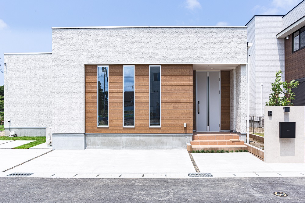 縦長の窓がおしゃれなキューブ型の家・平屋