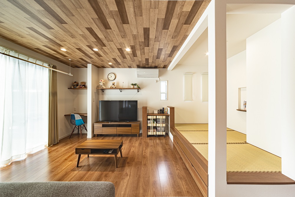 天井に施工した木目のアクセントクロス