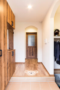 ナチュラルな色の木目の建具