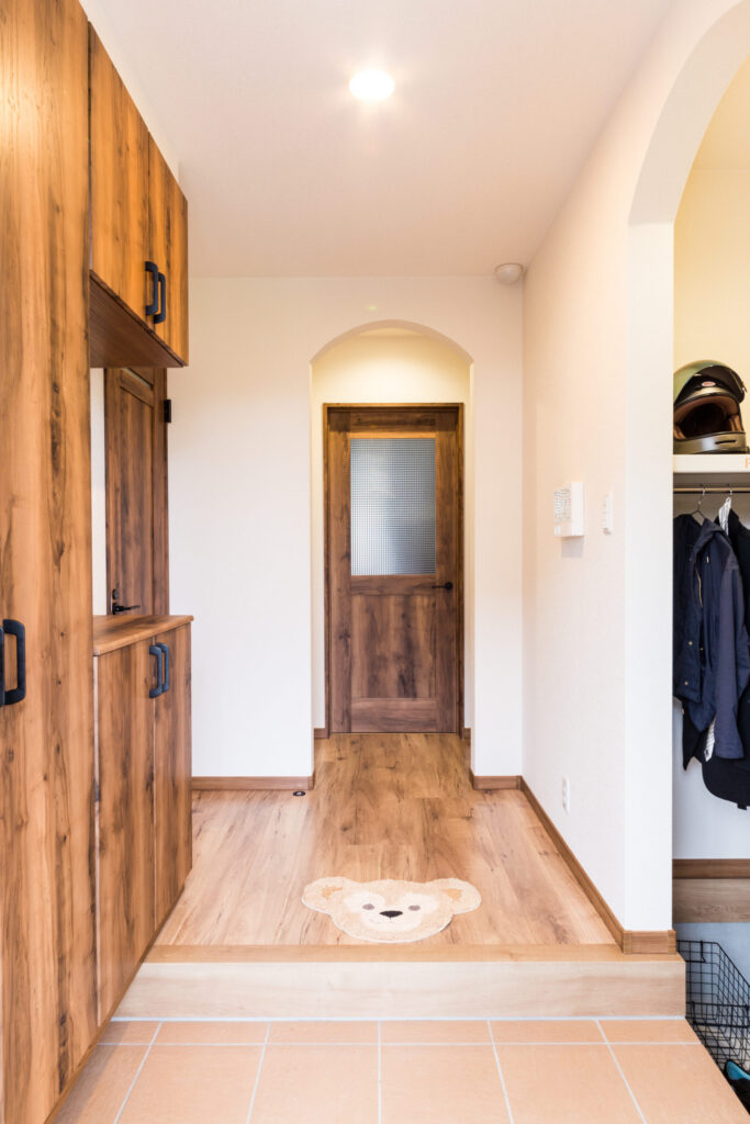 ナチュラルな色の木目の建具