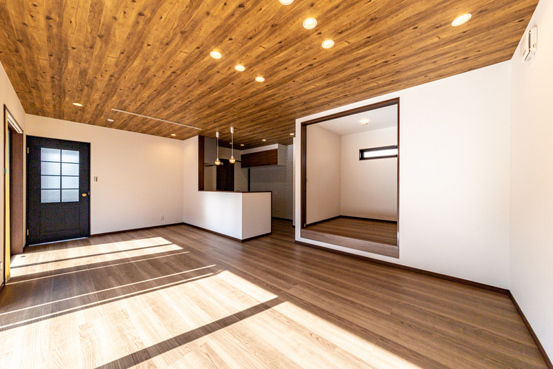 ＜千葉県＞木目と白い壁紙のメリハリが効いたLDK