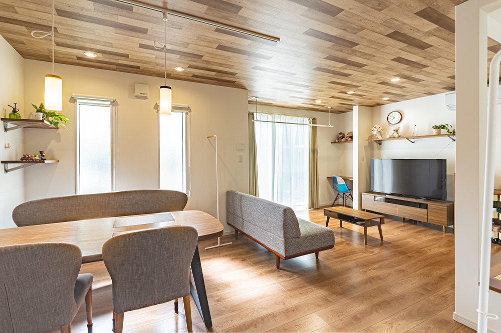 ＜千葉県＞木目と白い壁紙のメリハリが効いたLDK