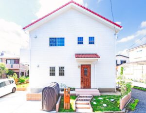 ＞白を貴重にした可愛らしい外観。外構にも注目。（千葉県千葉市）