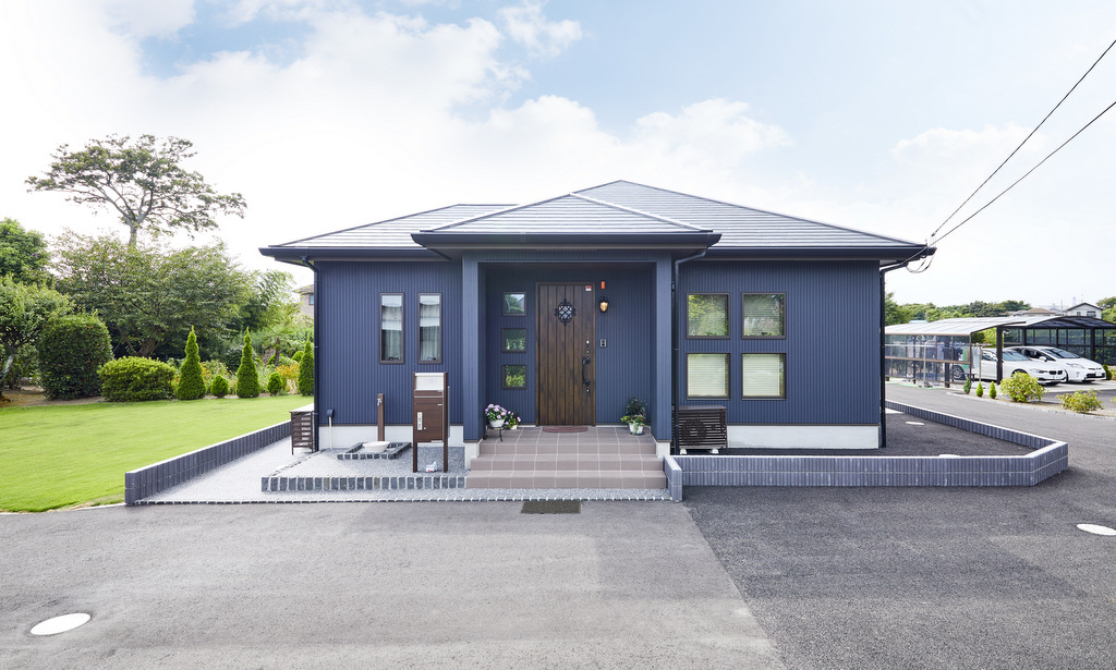 「ホワイト×ダークカラー」で統一されたおしゃれな平屋