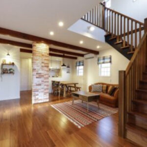 木目の床とレンガの柱が印象的な室内の写真